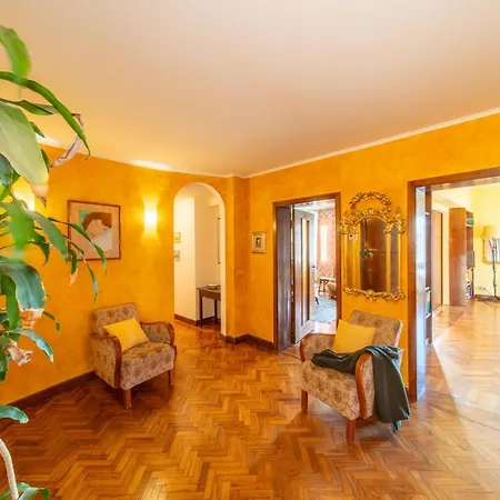 Golden Renaissance Apartment *
