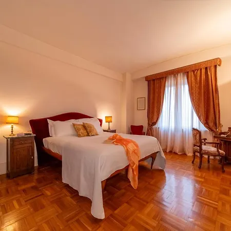 Golden Renaissance Apartment *