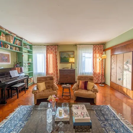 Golden Renaissance Lejlighed